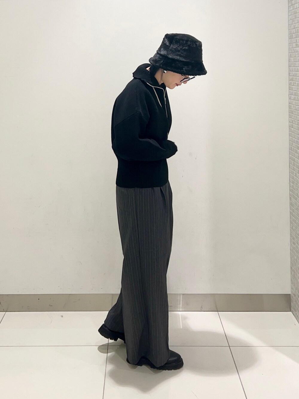 グレー系のその他パンツ、ブラック系のニット/セーター、シルバー系のショルダーバッグを着用したレディースの秋コーディネートの5枚目の写真