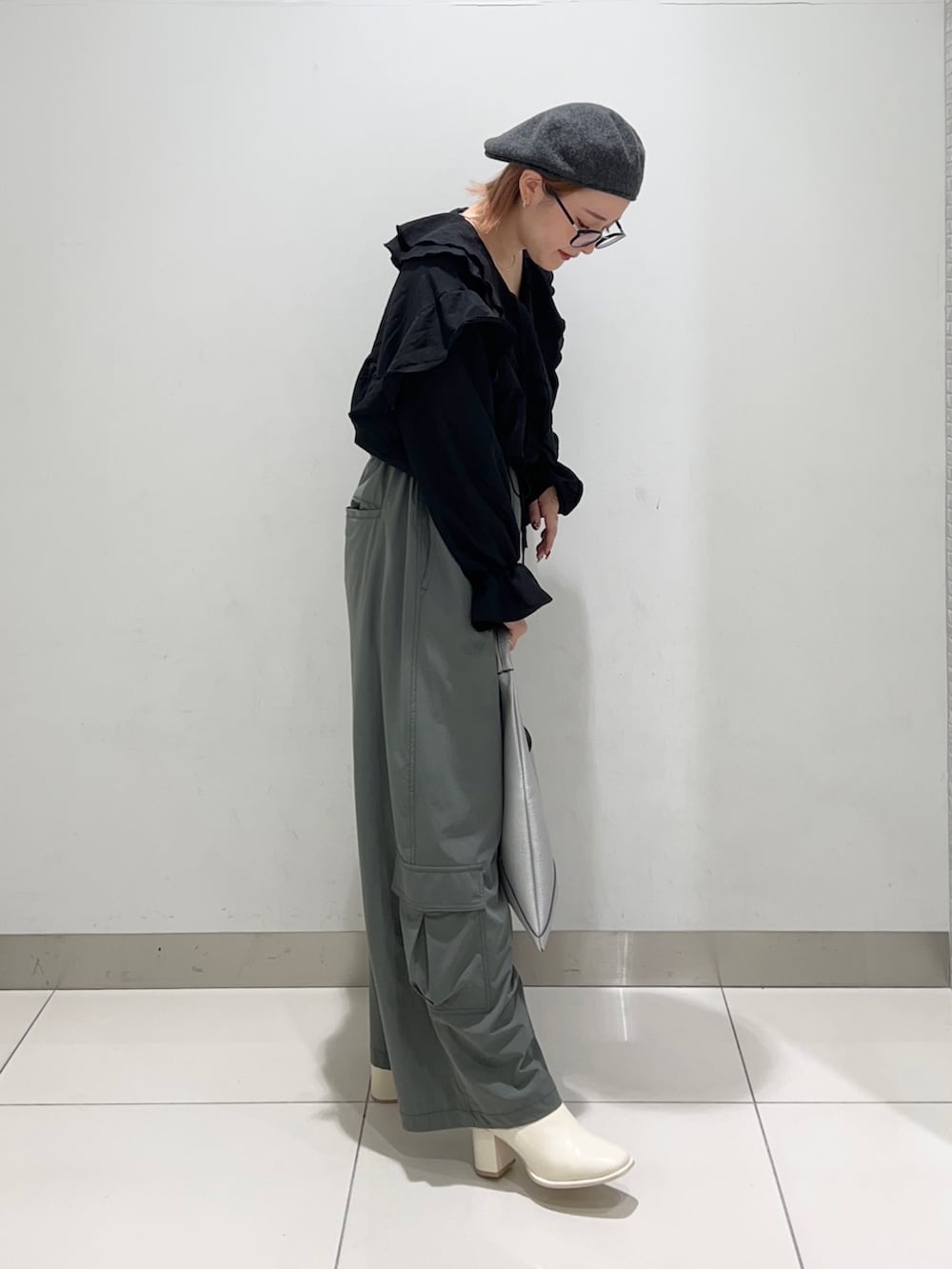 ブラック系のシャツ/ブラウス、グリーン系のサロペット/オーバーオール、ホワイト系のブーツを着用したレディースの秋コーディネートの5枚目の写真