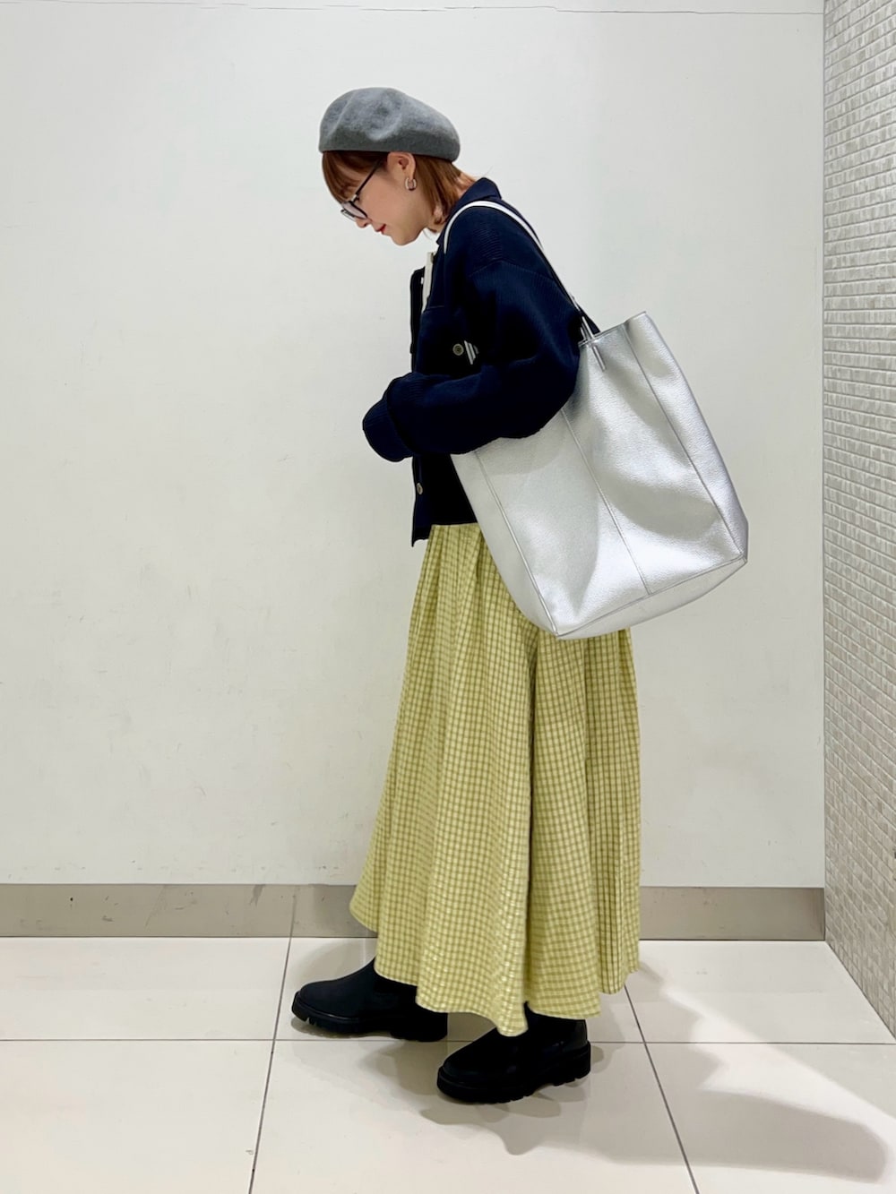 その他のTシャツ/カットソー、ブルー系のその他アウター、シルバー系のトートバッグを着用したレディースの冬コーディネートの3枚目の写真