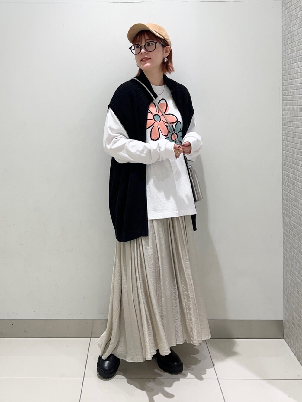 ホワイト系のTシャツ/カットソー、シルバー系のショルダーバッグ、ベージュ系のスカートを着用したレディースの秋コーディネートの2枚目の写真