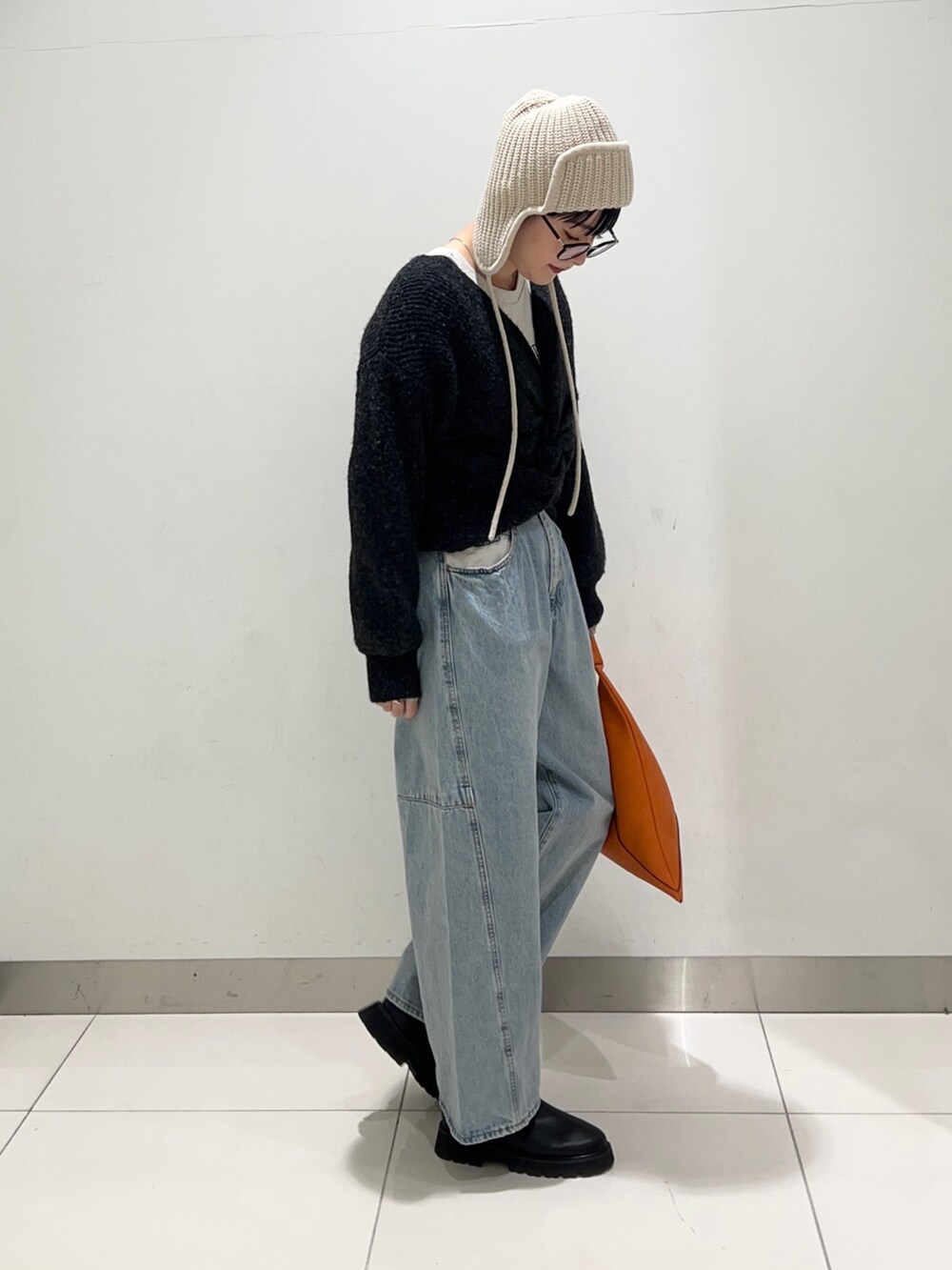 ブルー系のデニムパンツ、その他のTシャツ/カットソー、ブラック系のニット/セーターを着用したレディースの秋コーディネートの5枚目の写真