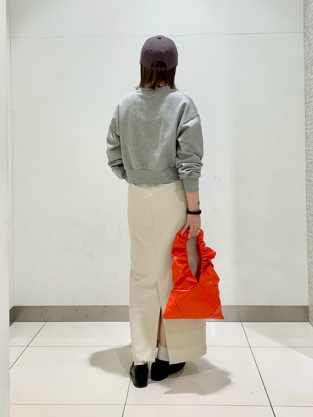 ブラック系のローファー、ホワイト系のスカート、その他のスウェットを着用したレディースの春コーディネートの4枚目の写真