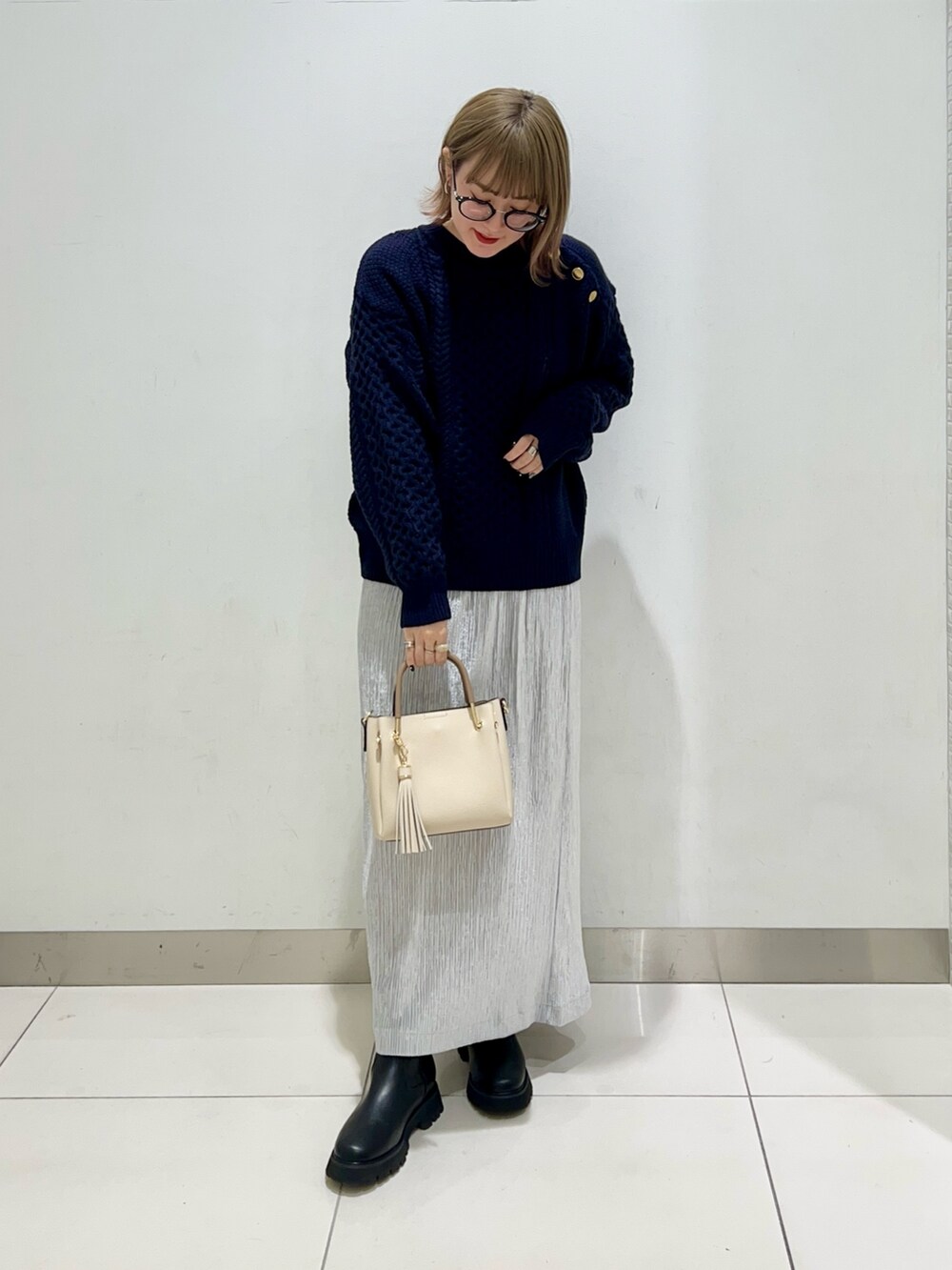 ブラック系のブーツ、グレー系のスカート、ブルー系のニット/セーターを着用したレディースの冬コーディネートの8枚目の写真