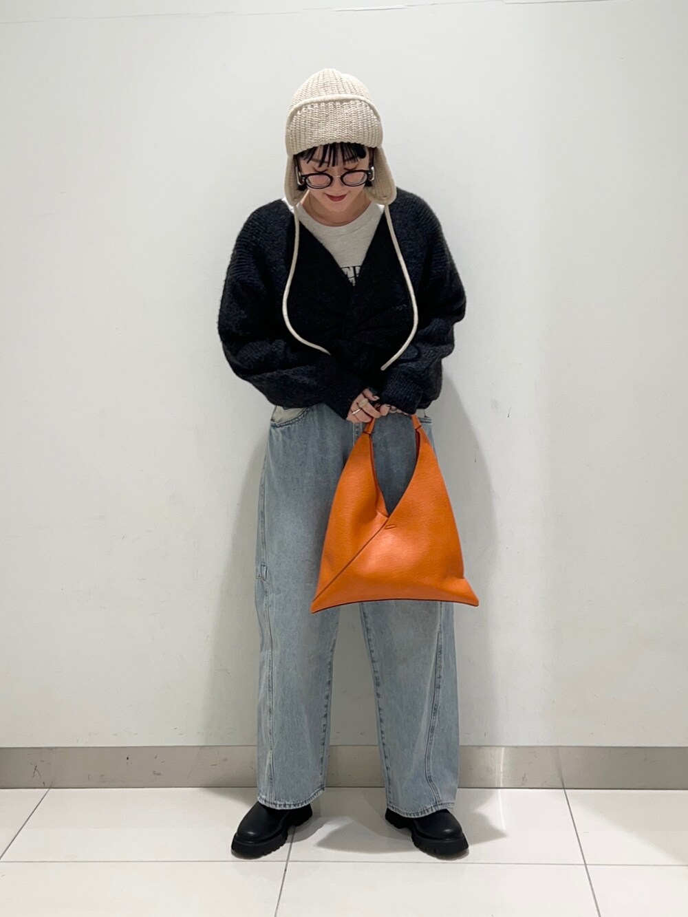 ブルー系のデニムパンツ、その他のTシャツ/カットソー、ブラック系のニット/セーターを着用したレディースの秋コーディネートの6枚目の写真