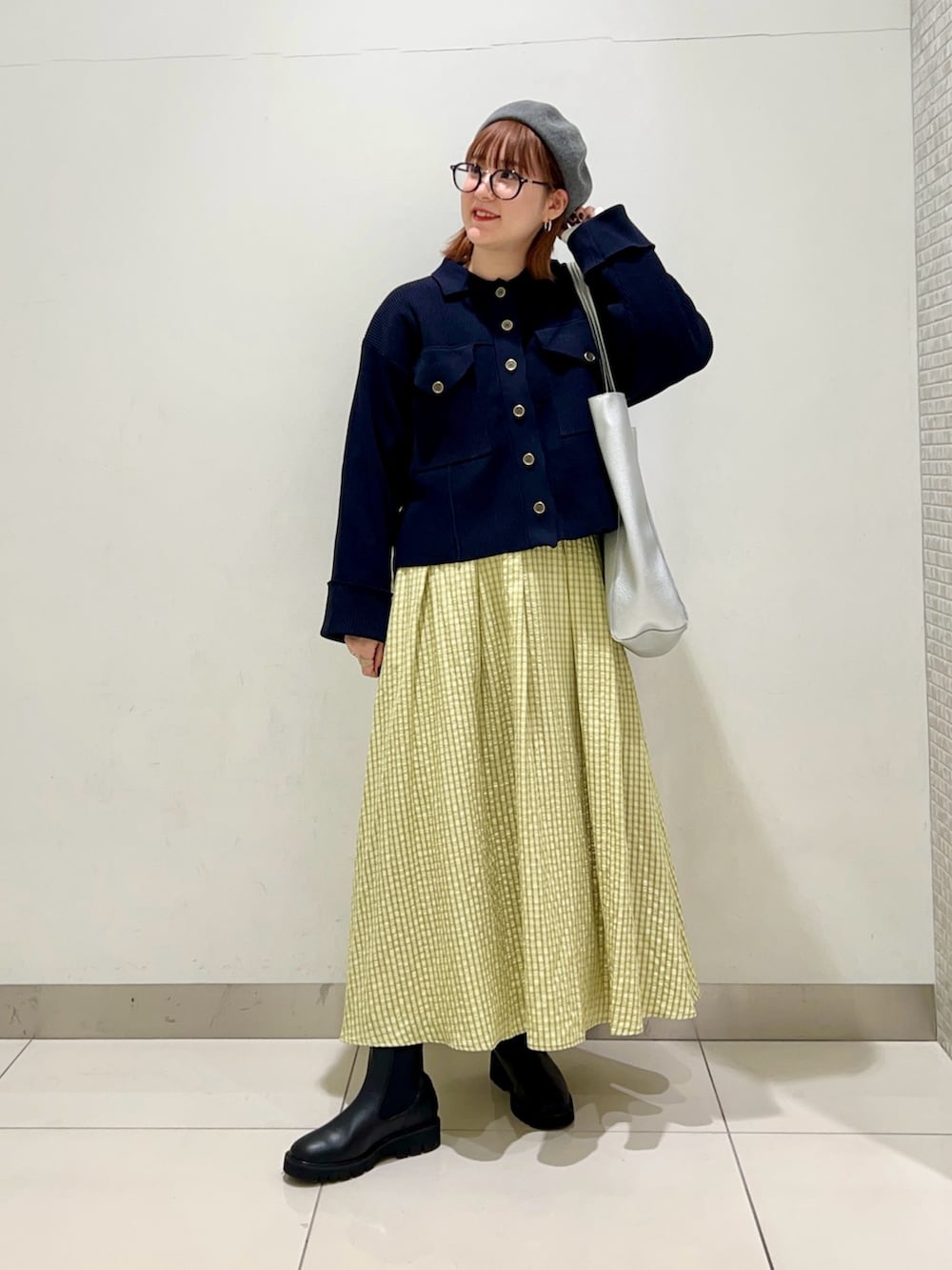 その他のTシャツ/カットソー、ブルー系のその他アウター、シルバー系のトートバッグを着用したレディースの冬コーディネートの9枚目の写真