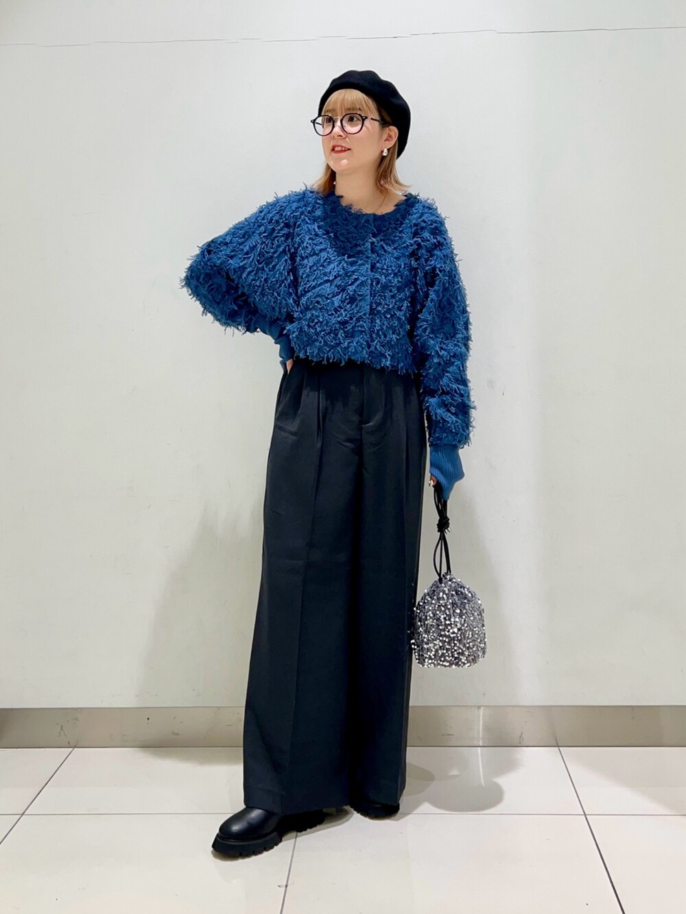 ブルー系のカーディガン/ボレロ、グレー系のその他パンツ、グレー系のショルダーバッグを着用したレディースの冬コーディネートの2枚目の写真