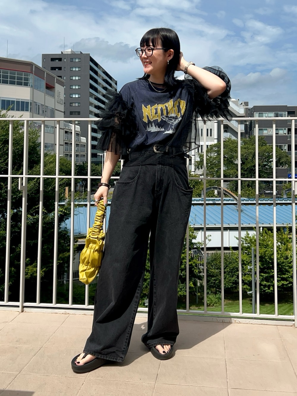 その他のTシャツ/カットソー、ブラック系のシャツ/ブラウス、ブラック系のデニムパンツを着用したレディースの夏コーディネートの2枚目の写真