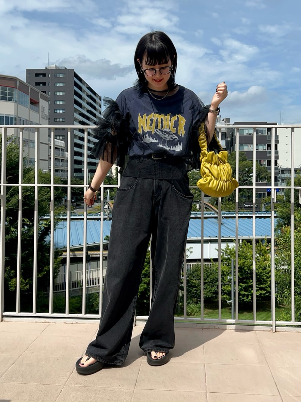 その他のTシャツ/カットソー、ブラック系のシャツ/ブラウス、ブラック系のデニムパンツを着用したレディースの夏コーディネートの6枚目の写真