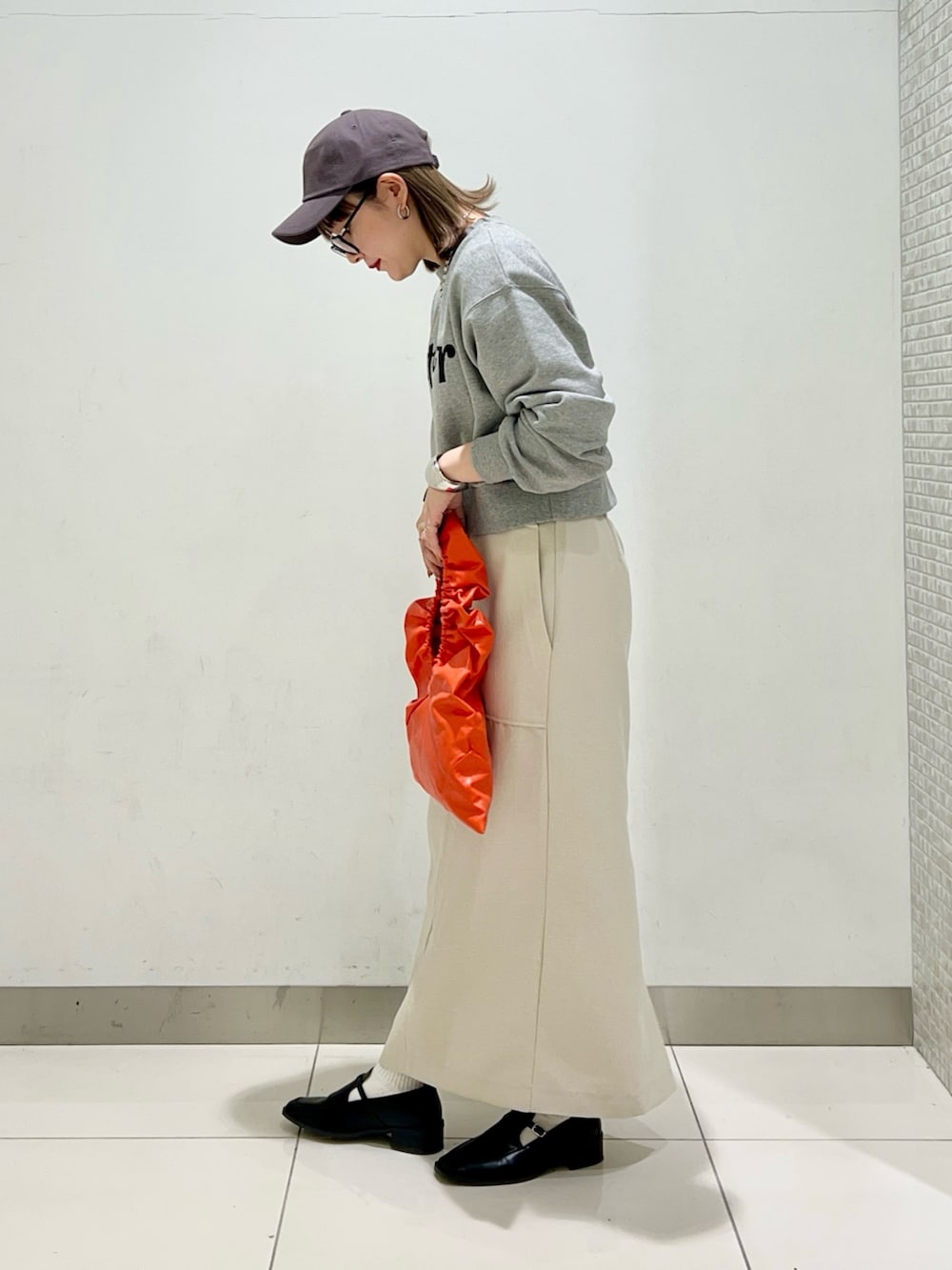 ブラック系のローファー、ホワイト系のスカート、その他のスウェットを着用したレディースの春コーディネートの3枚目の写真