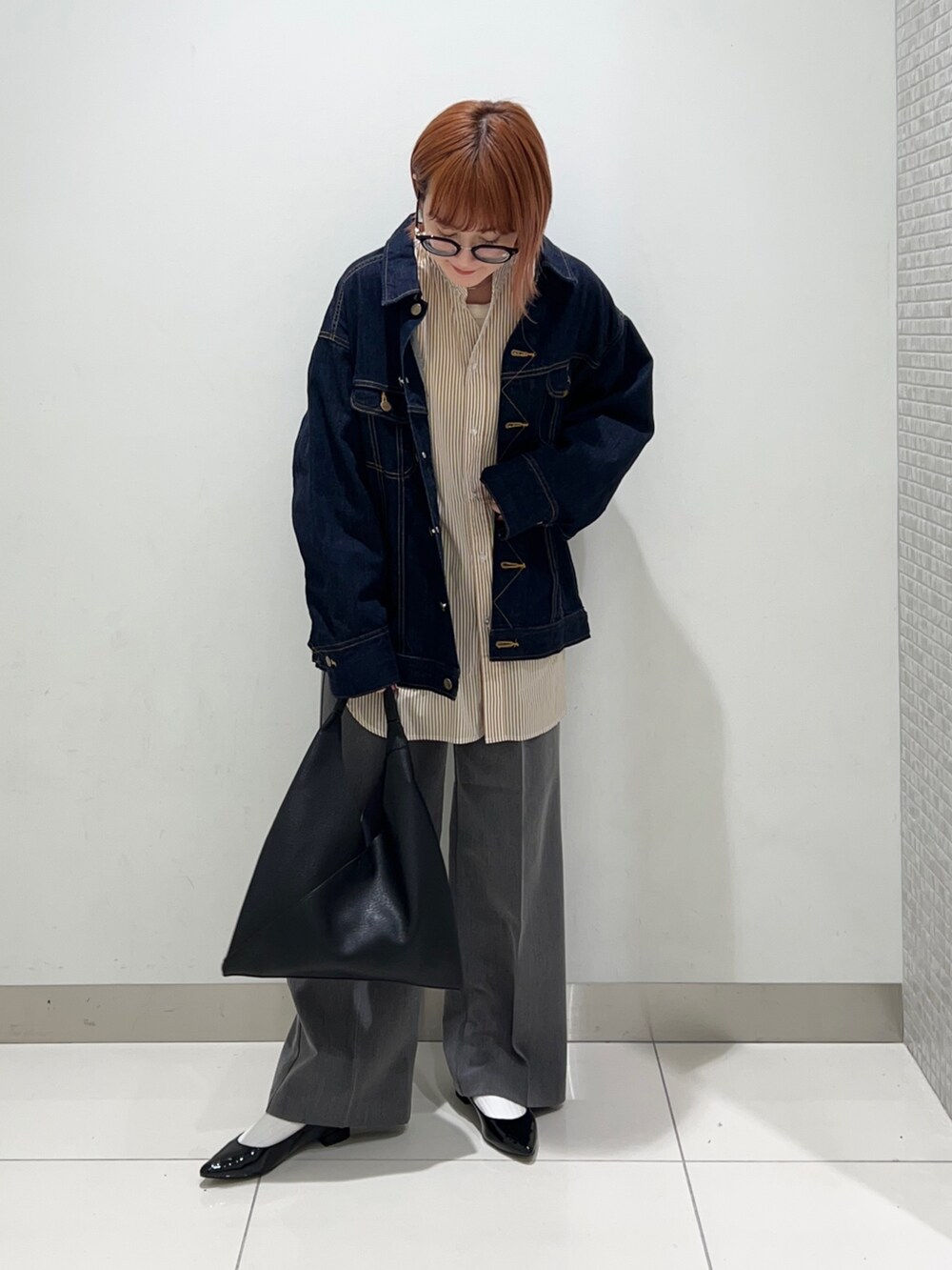 イエロー系のシャツ/ブラウス、ブルー系のデニムジャケット、グレー系のスラックスを着用したレディースの秋コーディネートの7枚目の写真