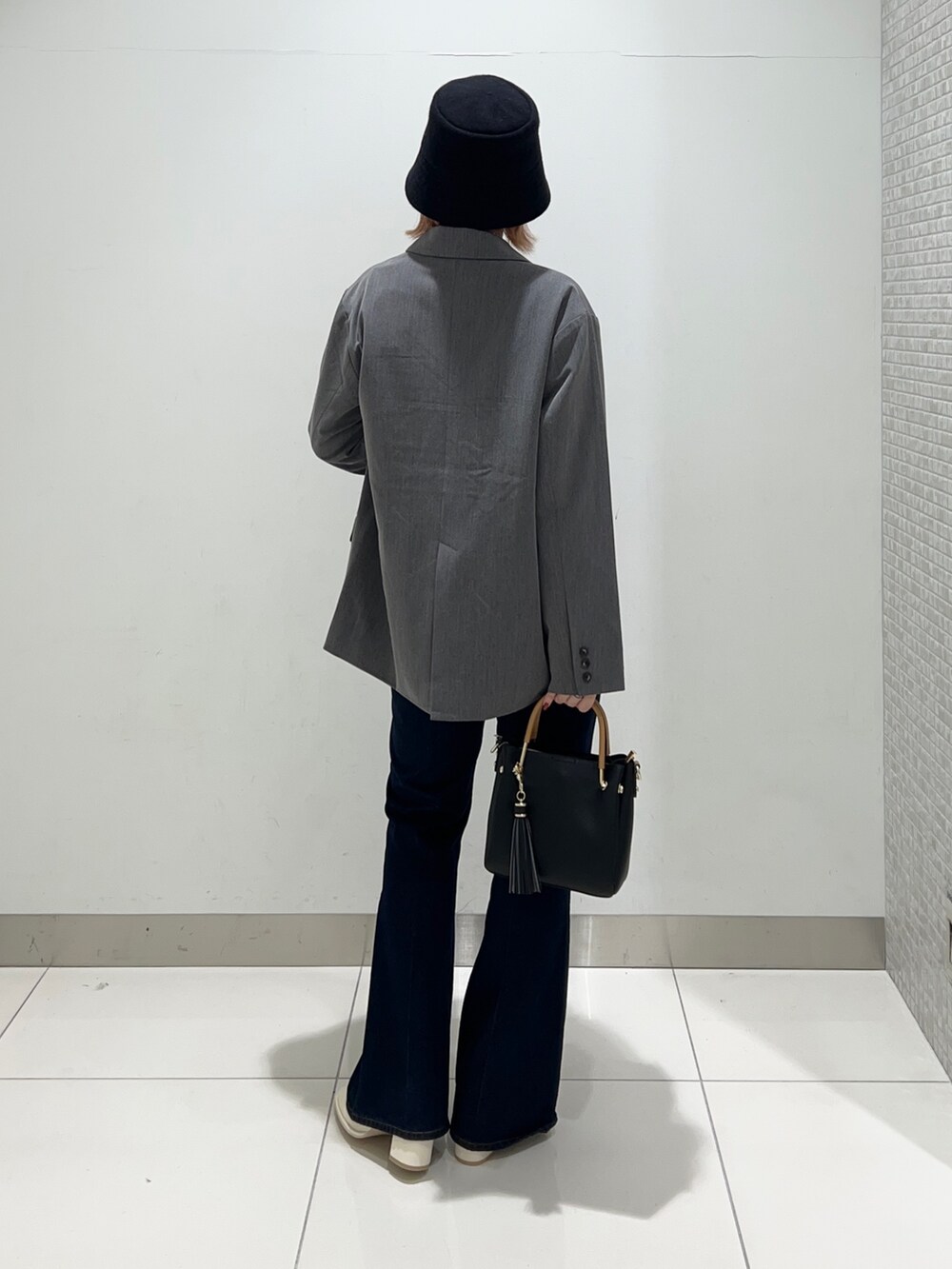 グレー系のジャケット/アウター、その他のシャツ/ブラウス、ブラック系のトートバッグを着用したレディースの秋コーディネートの4枚目の写真