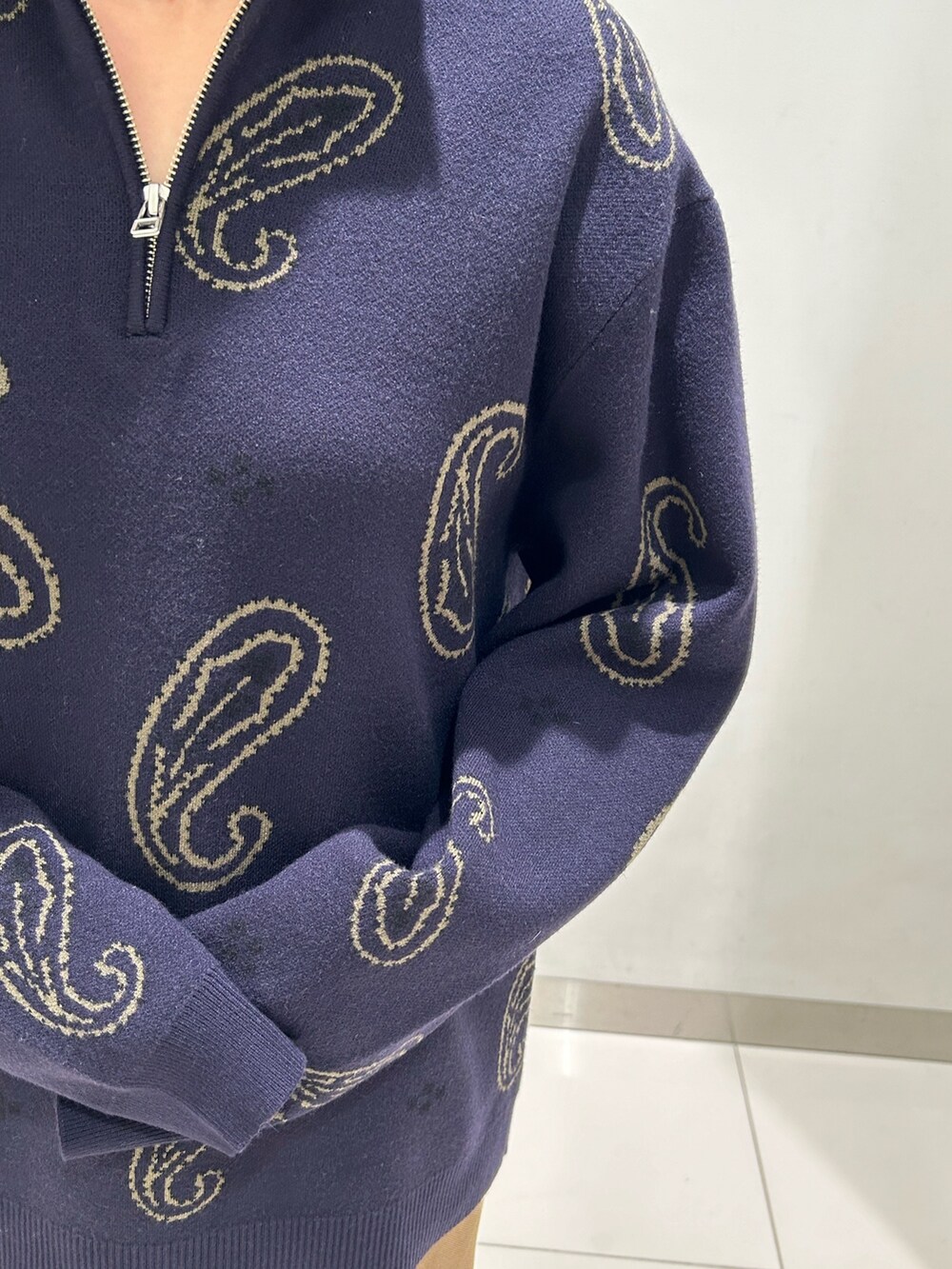 ブルー系のニット/セーター、ブラック系のショルダーバッグ、ベージュ系のその他パンツを着用したレディースの冬コーディネートの9枚目の写真