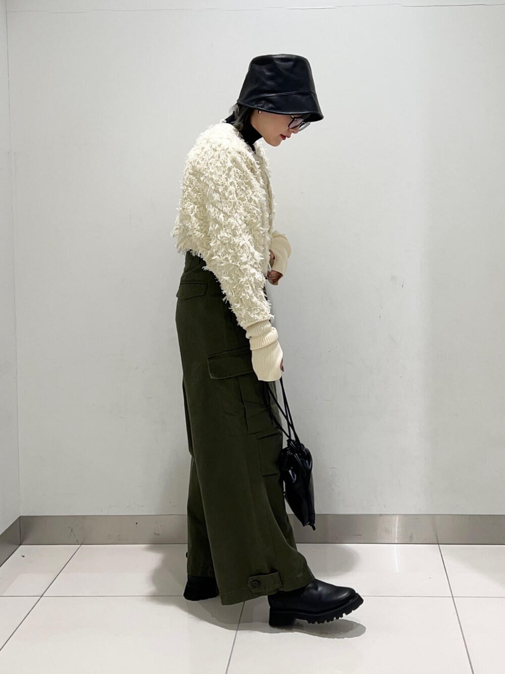 グリーン系のその他パンツ、ブラック系のショルダーバッグ、ブラック系のブーツを着用したレディースの秋コーディネートの5枚目の写真