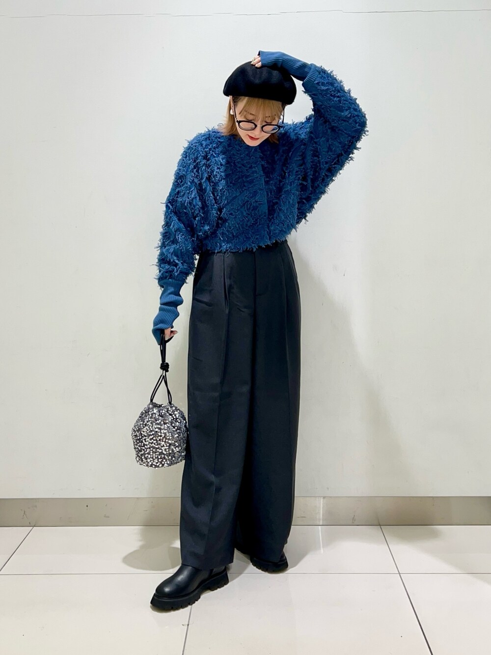 ブルー系のカーディガン/ボレロ、グレー系のその他パンツ、グレー系のショルダーバッグを着用したレディースの冬コーディネートの6枚目の写真