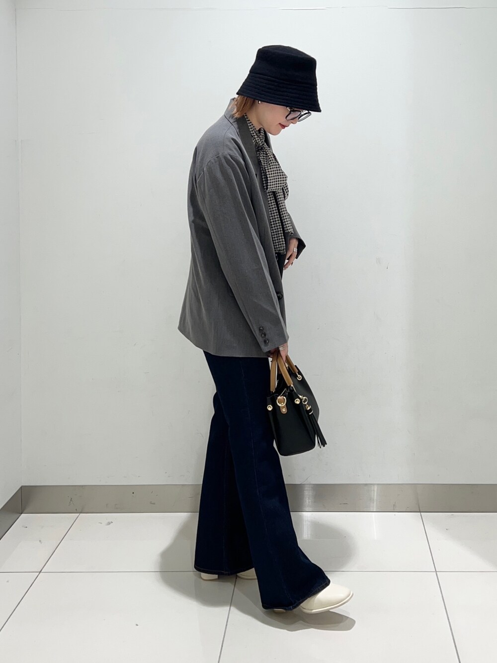 グレー系のジャケット/アウター、その他のシャツ/ブラウス、ブラック系のトートバッグを着用したレディースの秋コーディネートの5枚目の写真