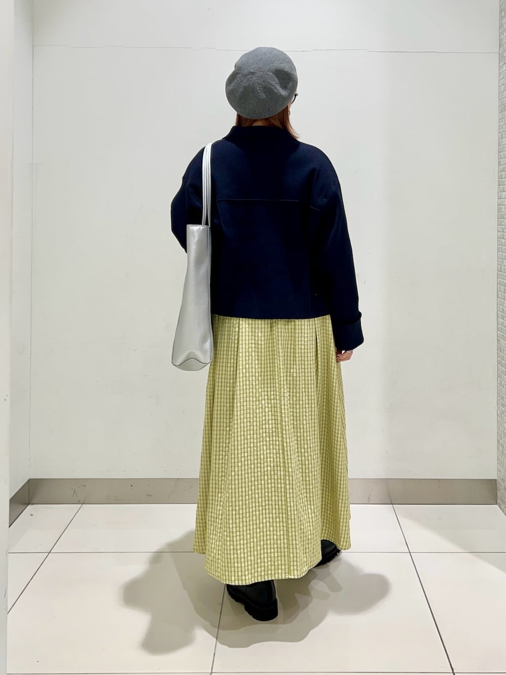 その他のTシャツ/カットソー、ブルー系のその他アウター、シルバー系のトートバッグを着用したレディースの冬コーディネートの4枚目の写真