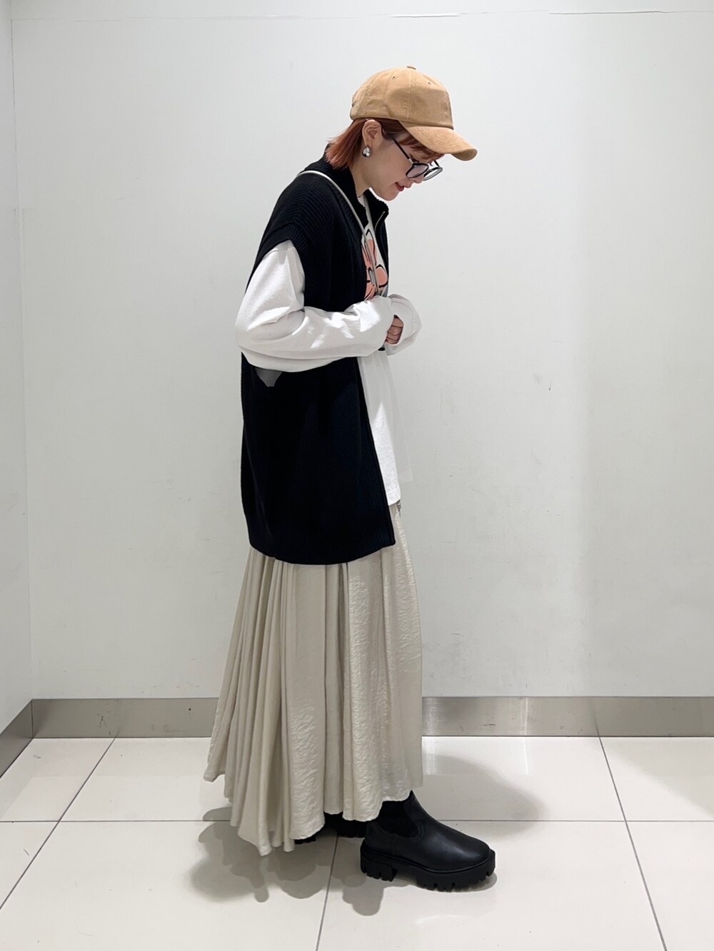 ホワイト系のTシャツ/カットソー、シルバー系のショルダーバッグ、ベージュ系のスカートを着用したレディースの秋コーディネートの5枚目の写真