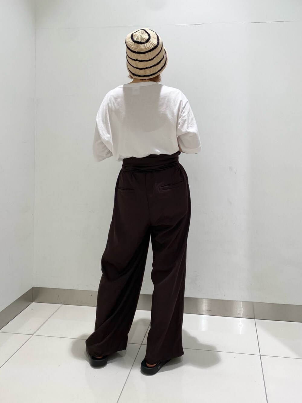 ホワイト系のTシャツ/カットソー、ブラウン系のサロペット/オーバーオール、ベージュ系のハットを着用したレディースの秋コーディネートの4枚目の写真