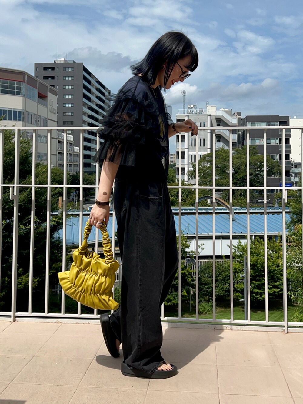 その他のTシャツ/カットソー、ブラック系のシャツ/ブラウス、ブラック系のデニムパンツを着用したレディースの夏コーディネートの5枚目の写真