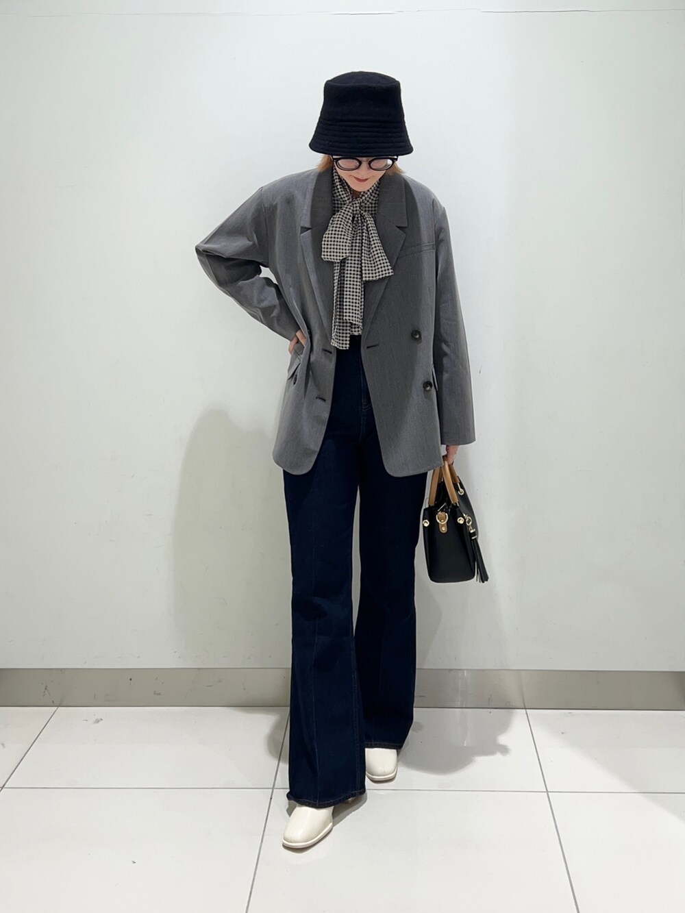 グレー系のジャケット/アウター、その他のシャツ/ブラウス、ブラック系のトートバッグを着用したレディースの秋コーディネートの6枚目の写真