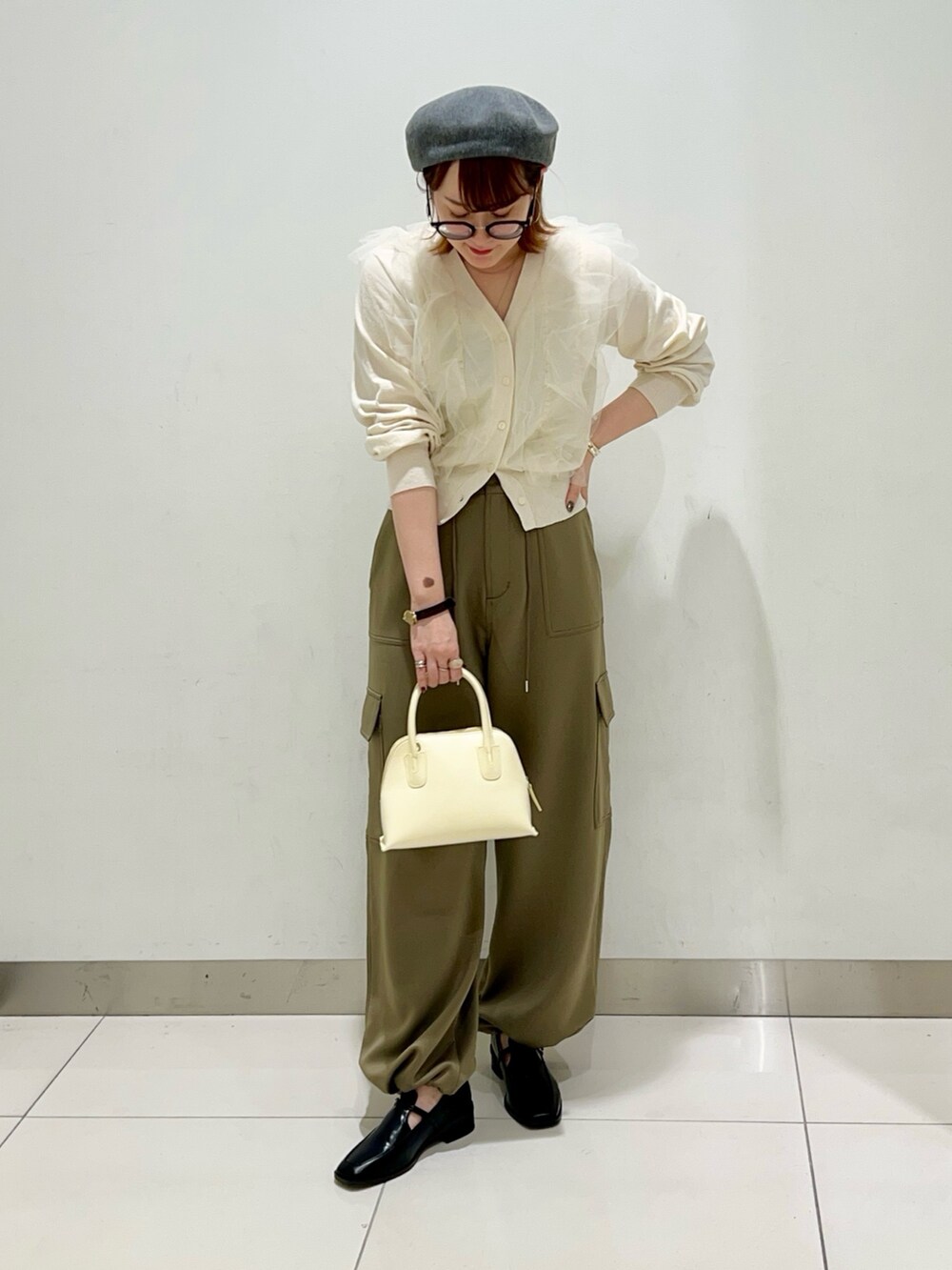 グリーン系のその他パンツ、イエロー系のショルダーバッグ、ブラック系のローファーを着用したレディースの冬コーディネートの2枚目の写真