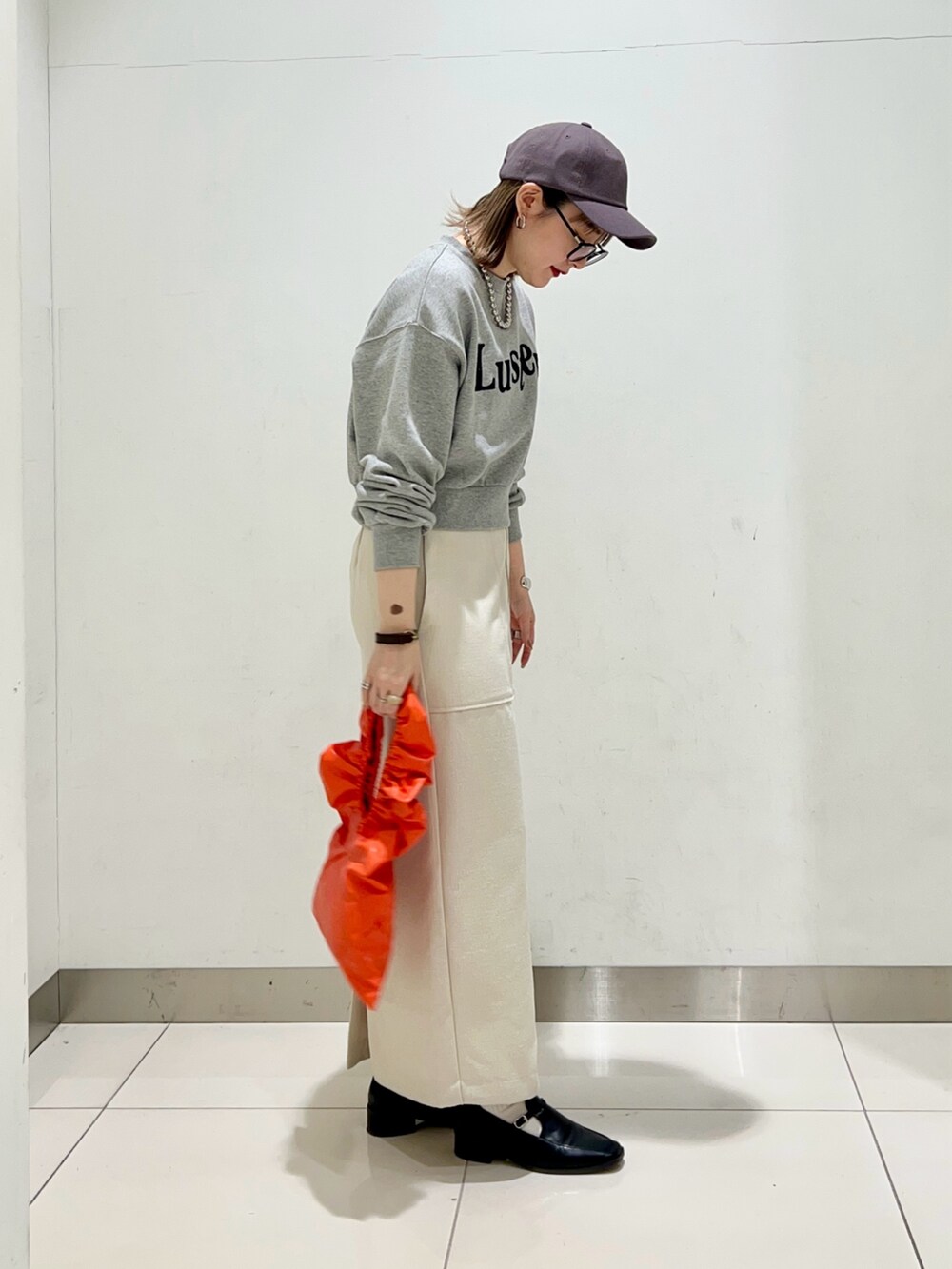 ブラック系のローファー、ホワイト系のスカート、その他のスウェットを着用したレディースの春コーディネートの5枚目の写真