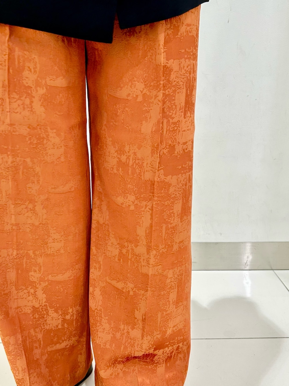 ブラウン系のショルダーバッグ、ブラック系のその他アウター、オレンジ系のその他パンツを着用したレディースの春コーディネートの8枚目の写真