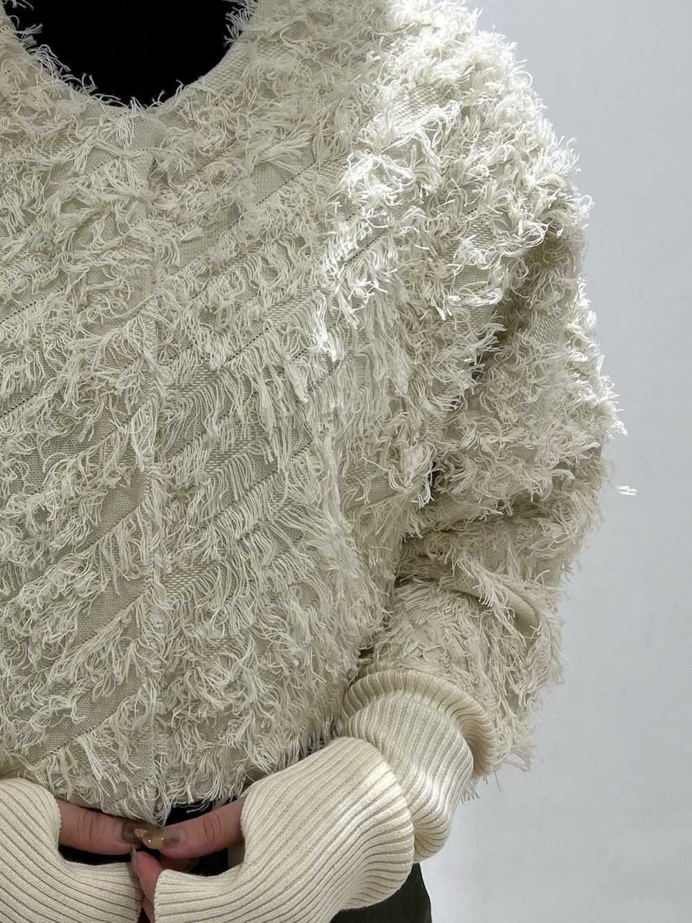 グリーン系のその他パンツ、ブラック系のショルダーバッグ、ブラック系のブーツを着用したレディースの秋コーディネートの7枚目の写真