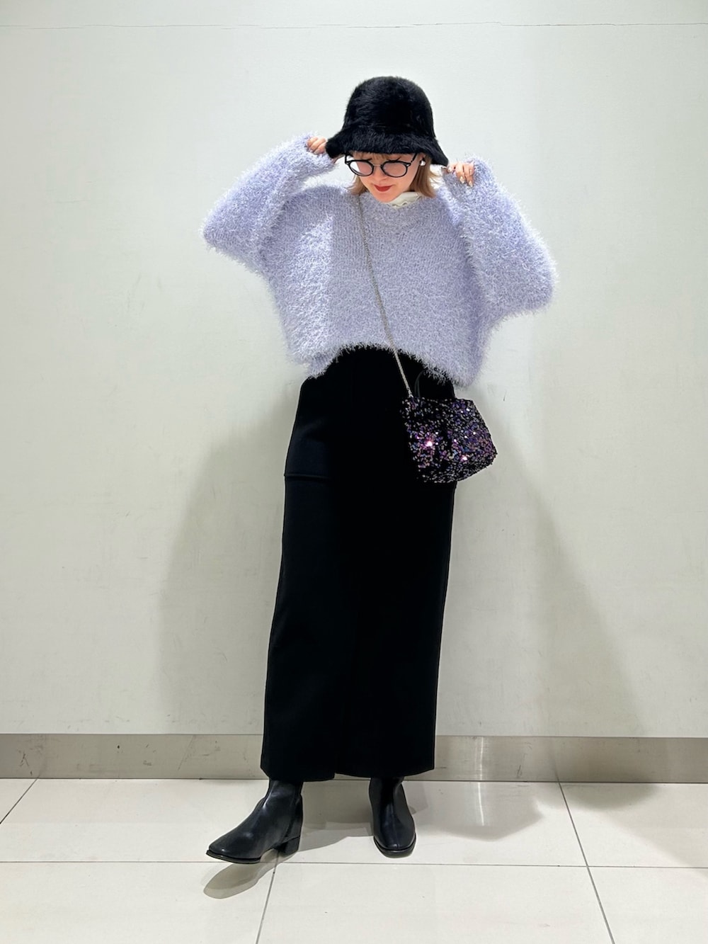 「お出かけコーデ、きれいめカジュアル、ロングスカート、ショルダーバッグ、ブーツ、冬コーデ、ニット、休日スタイル、オトナカジュアル、シンプル、オトナ女子、フリンジ、キラキラ、ラベンダー、SENSEOFPLACE」|「SENSE OF PLACE by URBAN RESEARCHの『4サイズ展開』『晴雨兼用』スクエアトウセンターシームストレッチローブーツ(ブーツ、ブラック系)」を使った、namさん(レディース・160cm)の冬コーディネートの7枚目の写真
