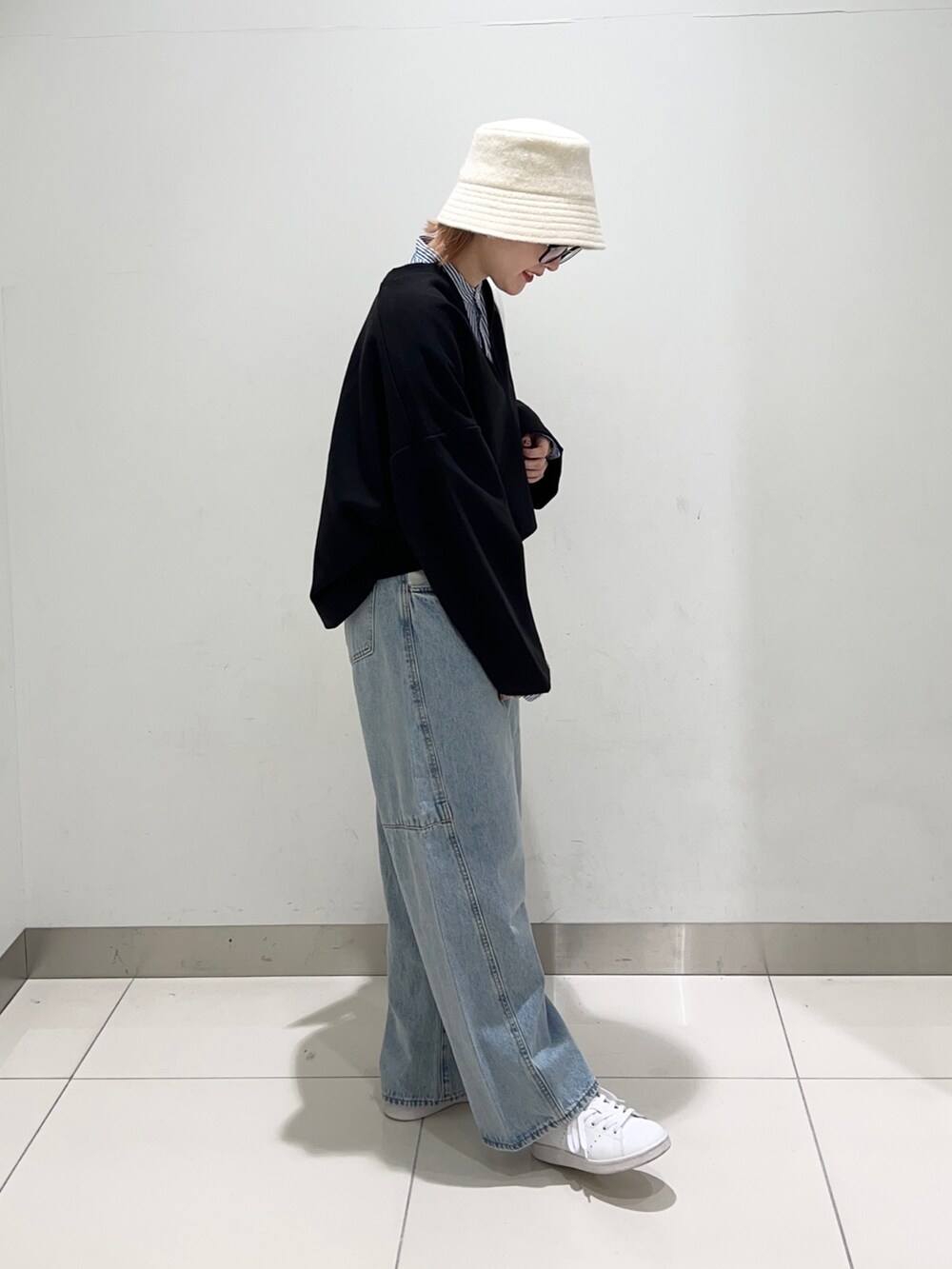 ブルー系のデニムパンツ、ブラック系のTシャツ/カットソー、ブルー系のシャツ/ブラウスを着用したレディースの秋コーディネートの5枚目の写真