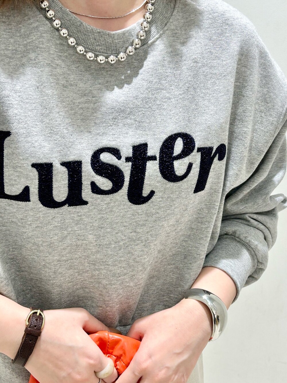 ブラック系のローファー、ホワイト系のスカート、その他のスウェットを着用したレディースの春コーディネートの8枚目の写真