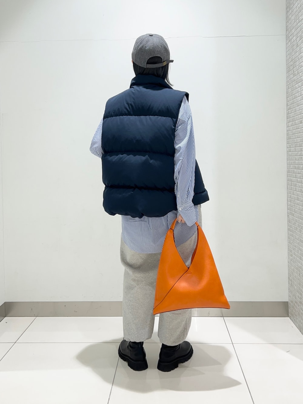 ブラック系のブーツ、グレー系のスウェットパンツ、ブルー系のシャツ/ブラウスを着用したレディースの秋コーディネートの4枚目の写真