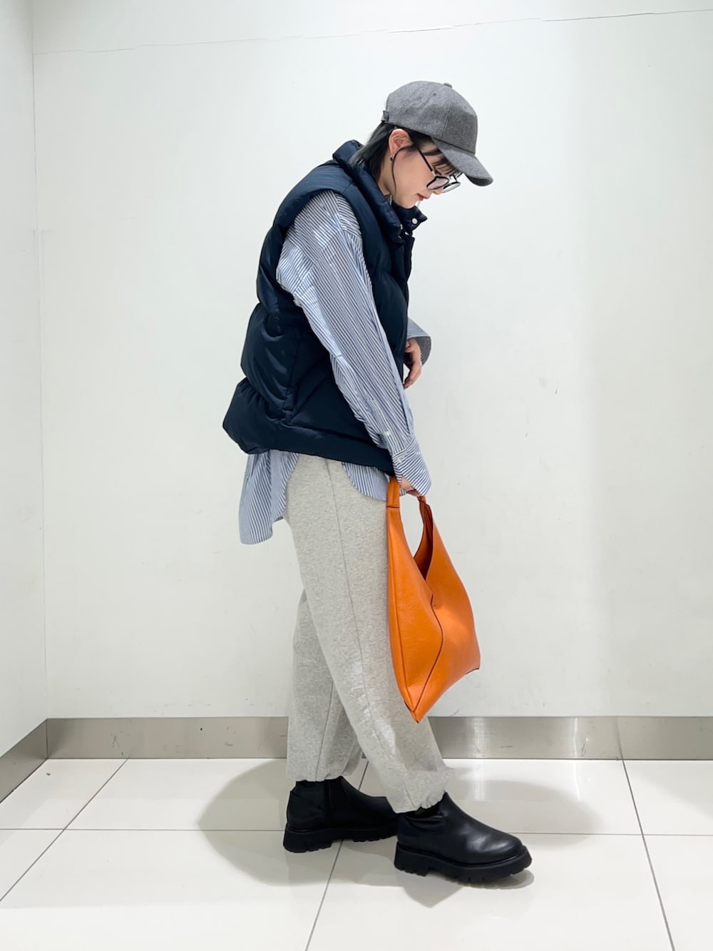 ブラック系のブーツ、グレー系のスウェットパンツ、ブルー系のシャツ/ブラウスを着用したレディースの秋コーディネートの5枚目の写真