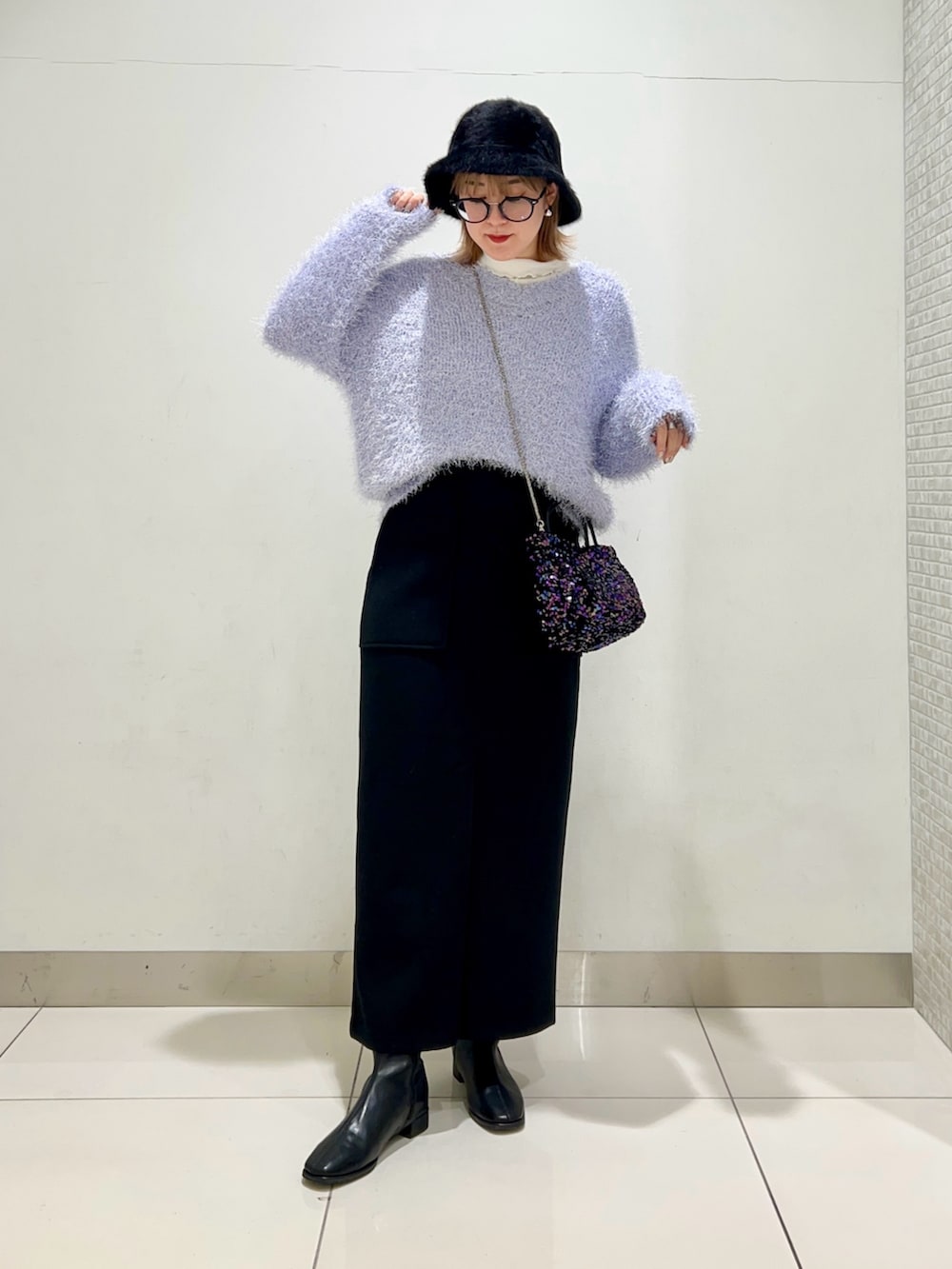 「お出かけコーデ、きれいめカジュアル、ロングスカート、ショルダーバッグ、ブーツ、冬コーデ、ニット、休日スタイル、オトナカジュアル、シンプル、オトナ女子、フリンジ、キラキラ、ラベンダー、SENSEOFPLACE」|「SENSE OF PLACE by URBAN RESEARCHの『4サイズ展開』『晴雨兼用』スクエアトウセンターシームストレッチローブーツ(ブーツ、ブラック系)」を使った、namさん(レディース・160cm)の冬コーディネートの6枚目の写真