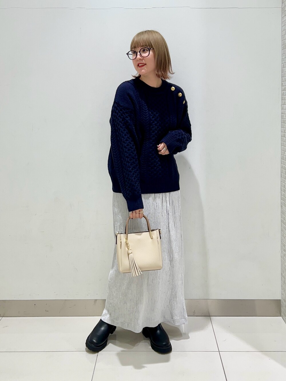 ブラック系のブーツ、グレー系のスカート、ブルー系のニット/セーターを着用したレディースの冬コーディネートの7枚目の写真