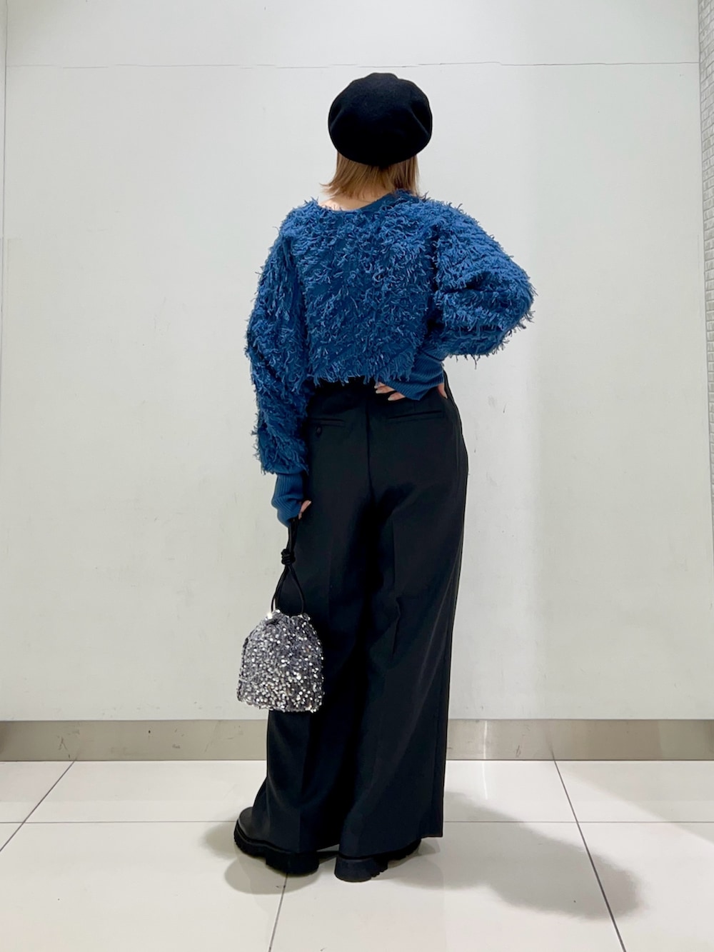 ブルー系のカーディガン/ボレロ、グレー系のその他パンツ、グレー系のショルダーバッグを着用したレディースの冬コーディネートの4枚目の写真