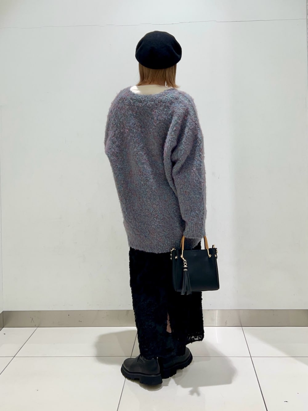 ホワイト系のニット/セーター、ブルー系のカーディガン/ボレロ、ブラック系のトートバッグを着用したレディースの冬コーディネートの4枚目の写真