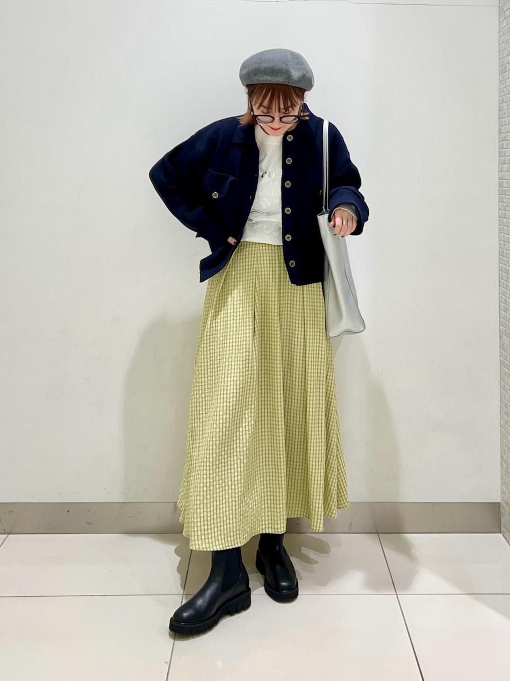 その他のTシャツ/カットソー、ブルー系のその他アウター、シルバー系のトートバッグを着用したレディースの冬コーディネートの2枚目の写真