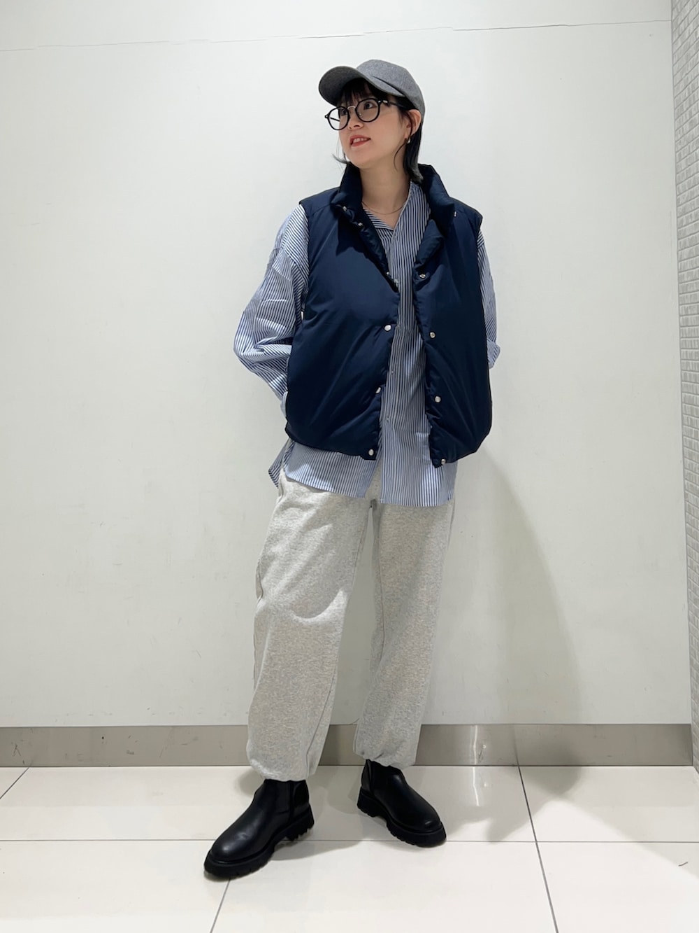 ブラック系のブーツ、グレー系のスウェットパンツ、ブルー系のシャツ/ブラウスを着用したレディースの秋コーディネートの8枚目の写真