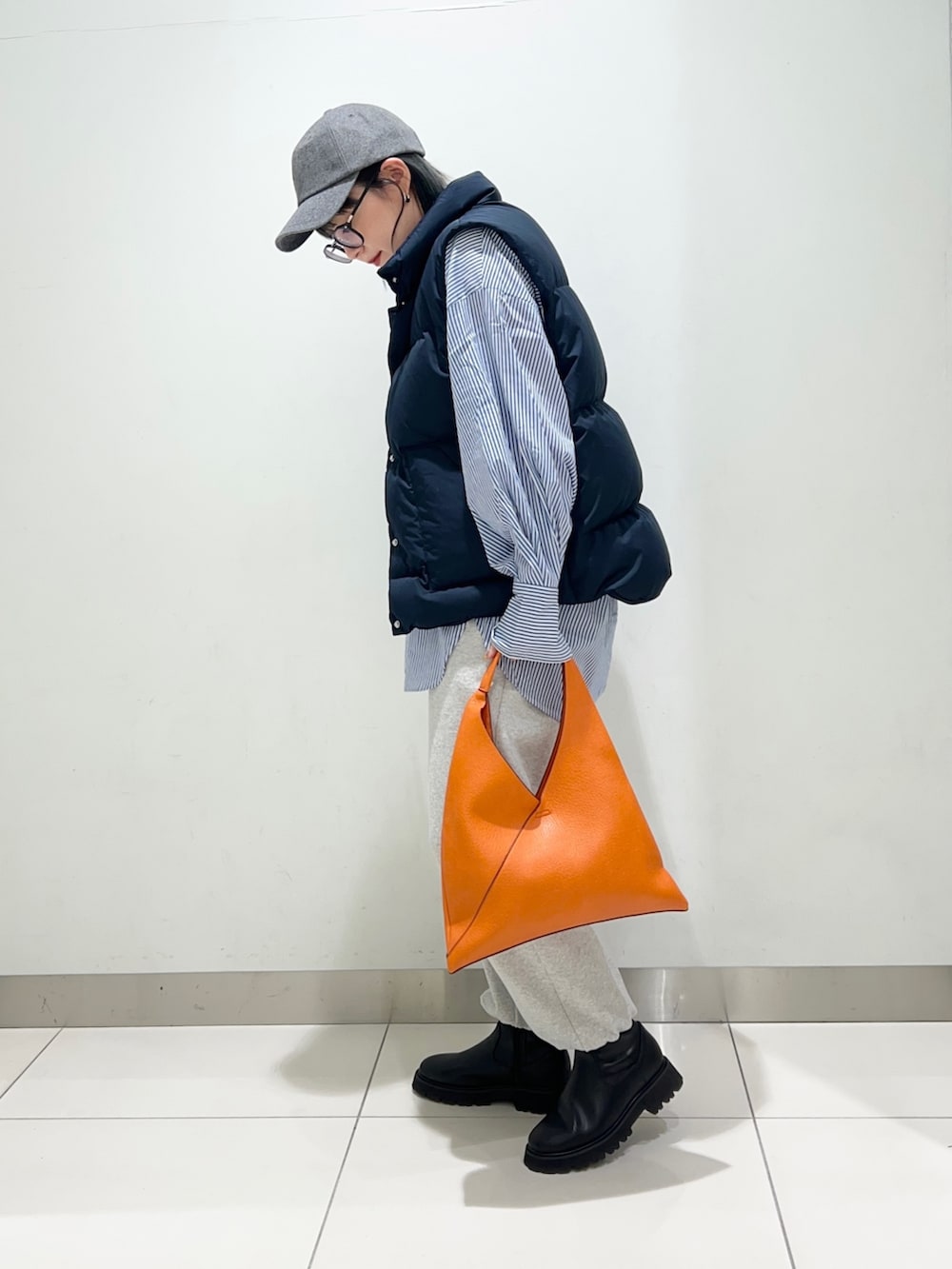 ブラック系のブーツ、グレー系のスウェットパンツ、ブルー系のシャツ/ブラウスを着用したレディースの秋コーディネートの3枚目の写真