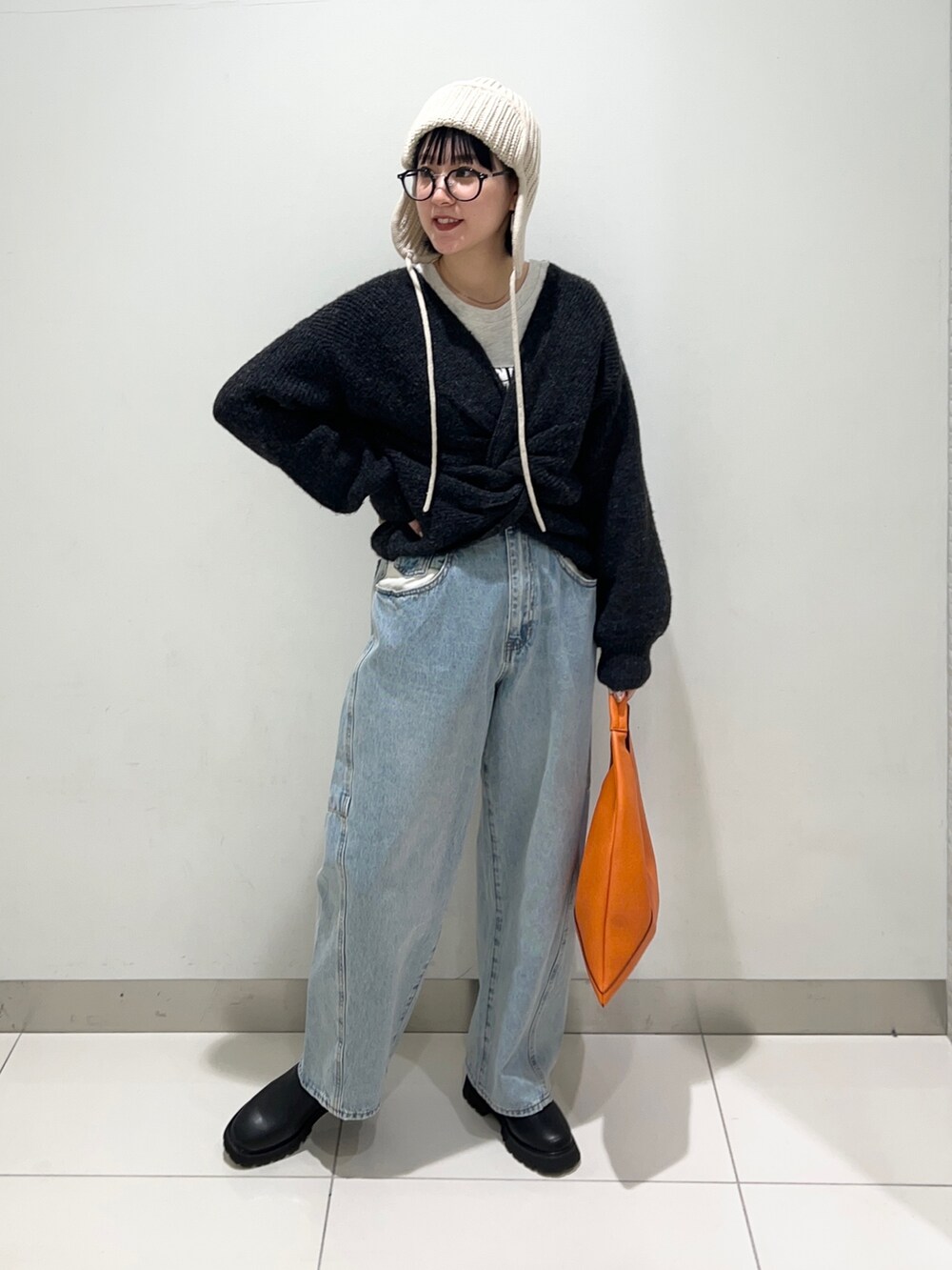 ブルー系のデニムパンツ、ブラック系のニット/セーター、その他のTシャツ/カットソーを着用したレディースの秋コーディネートの2枚目の写真