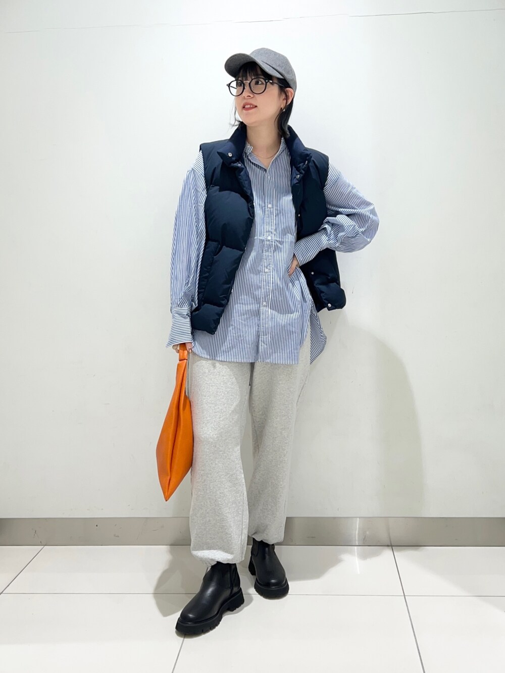 ブラック系のブーツ、グレー系のスウェットパンツ、ブルー系のシャツ/ブラウスを着用したレディースの秋コーディネートの6枚目の写真