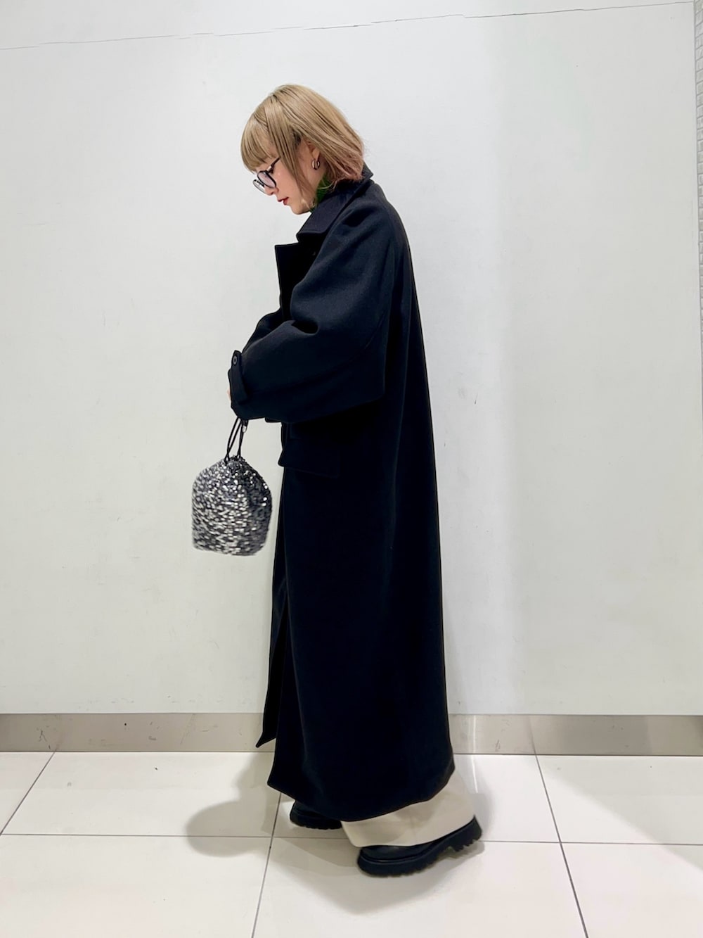 グリーン系のニット/セーター、ホワイト系のその他パンツ、ブラック系のブーツを着用したレディースの冬コーディネートの5枚目の写真