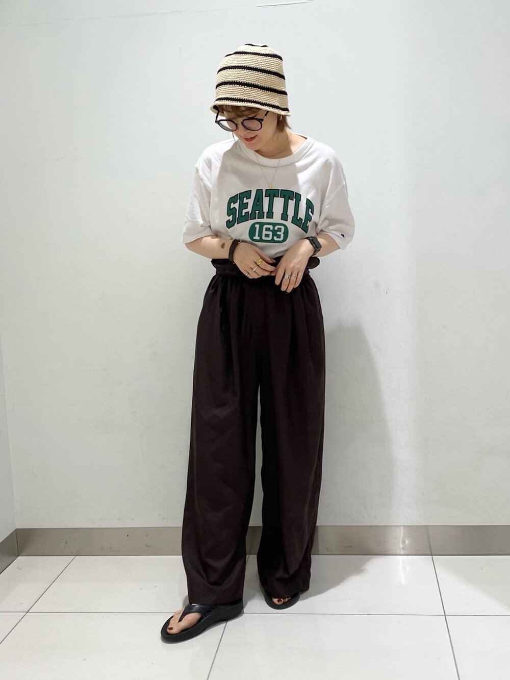 ホワイト系のTシャツ/カットソー、ブラウン系のサロペット/オーバーオール、ベージュ系のハットを着用したレディースの秋コーディネートの2枚目の写真