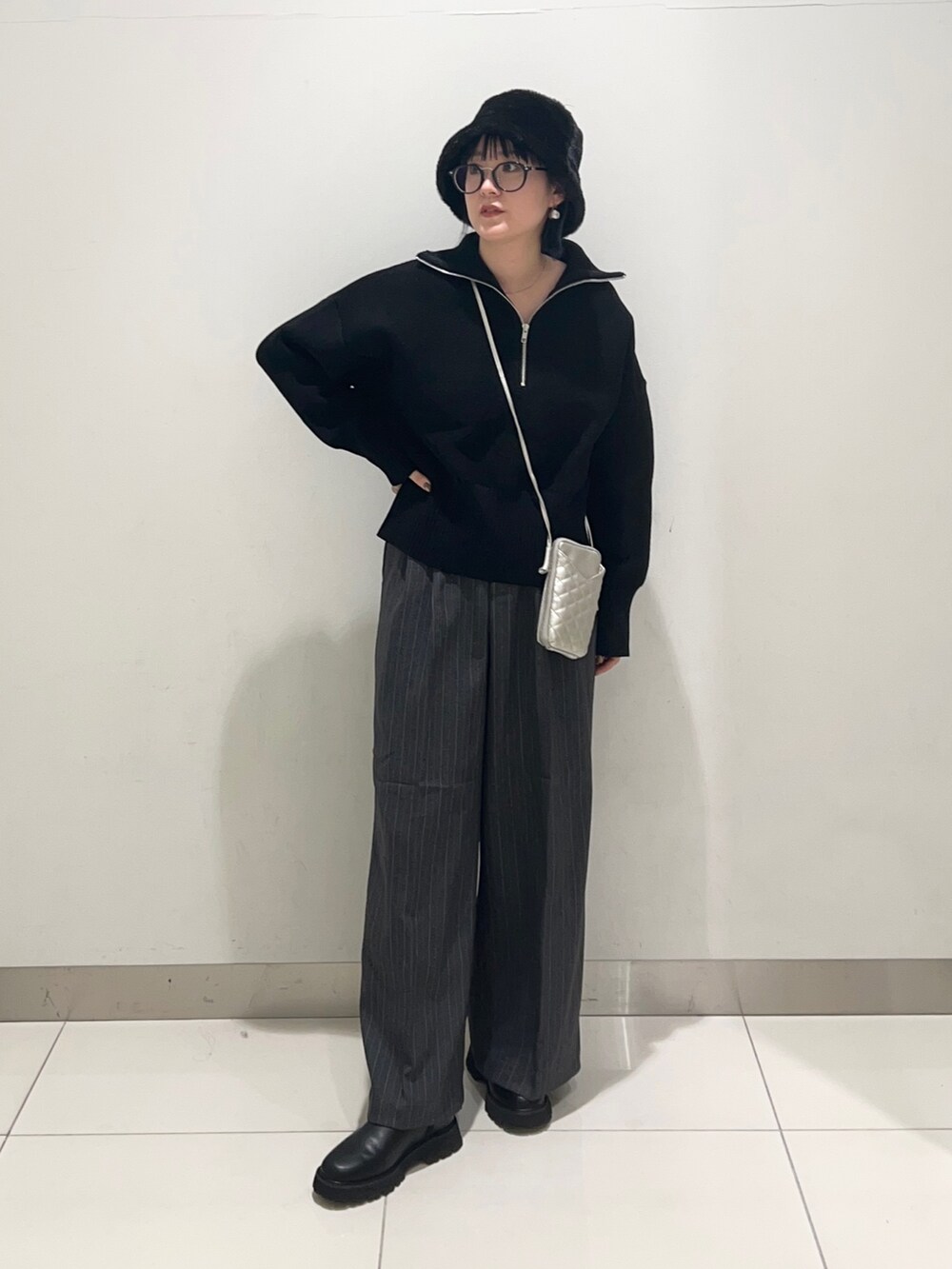 グレー系のその他パンツ、ブラック系のニット/セーター、シルバー系のショルダーバッグを着用したレディースの秋コーディネートの8枚目の写真