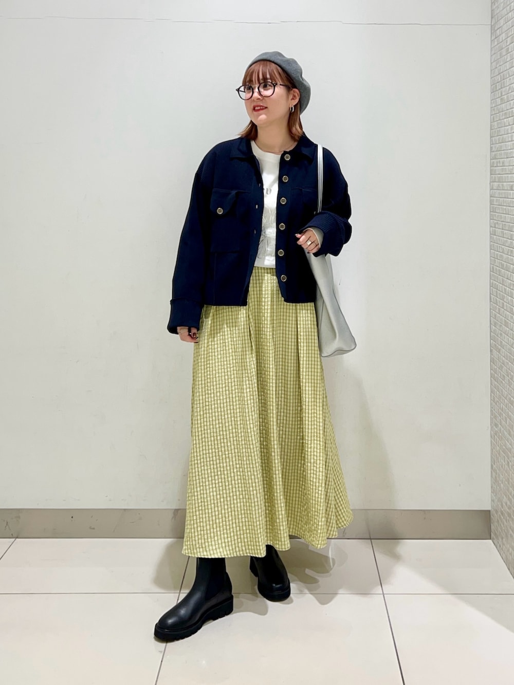 その他のTシャツ/カットソー、ブルー系のその他アウター、シルバー系のトートバッグを着用したレディースの冬コーディネートの7枚目の写真