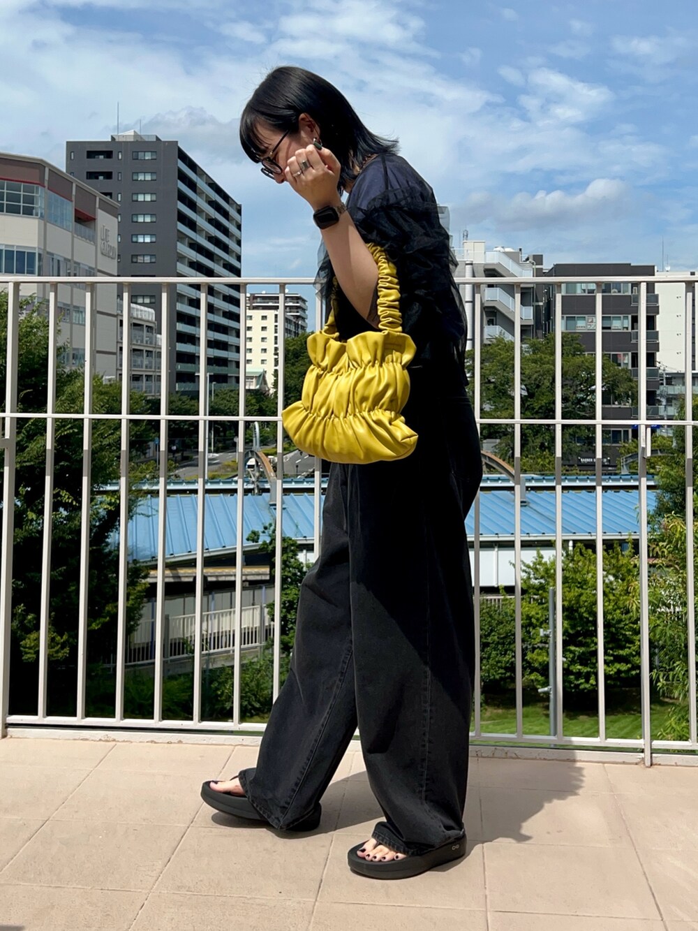 その他のTシャツ/カットソー、ブラック系のシャツ/ブラウス、ブラック系のデニムパンツを着用したレディースの夏コーディネートの3枚目の写真