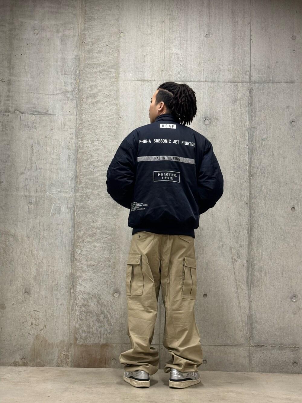 ブルー系のMA-1、グリーン系のカーゴパンツを着用したメンズの秋コーディネートの2枚目の写真