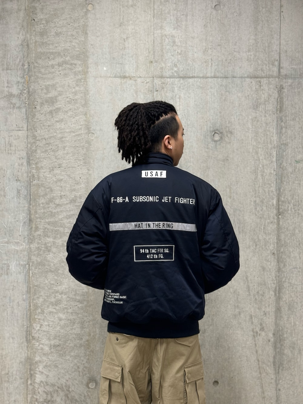 ブルー系のMA-1、グリーン系のカーゴパンツを着用したメンズの秋コーディネートの4枚目の写真