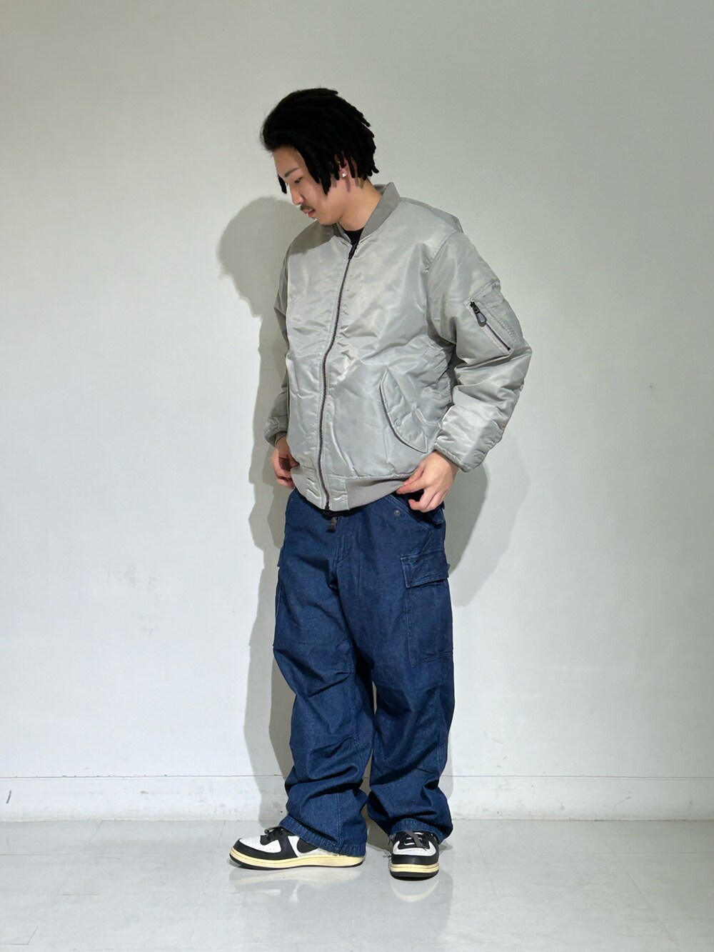 シルバー系のMA-1、その他のカーゴパンツを着用したメンズの冬コーディネートの2枚目の写真